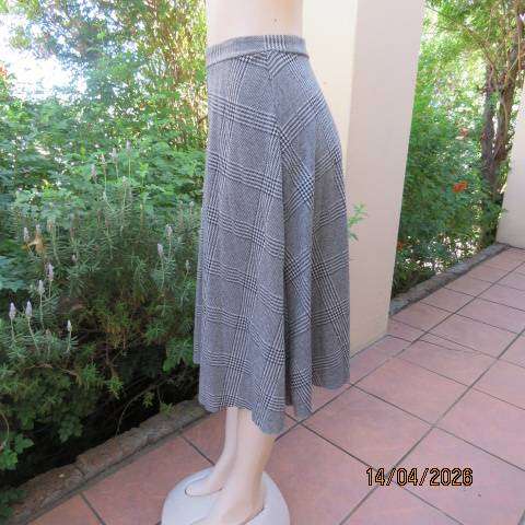 RT black and white check wide skirt with soft pleats, warm polyester stretch, size 30-32