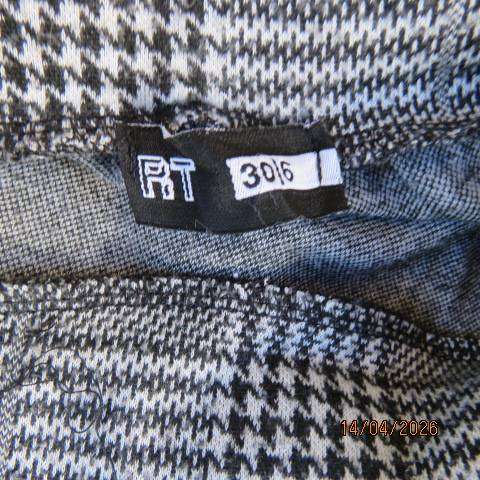 RT black and white check wide skirt with soft pleats, warm polyester stretch, size 30-32