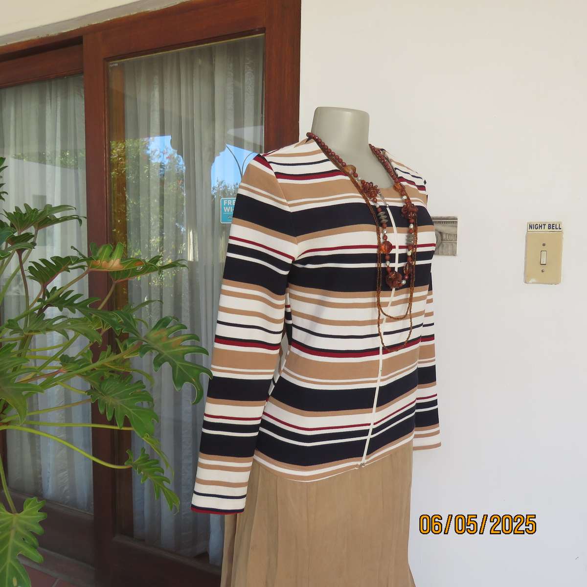 MASSUMI horizontal striped textured stretch polyester zip-up long sleeve size 32-34 top