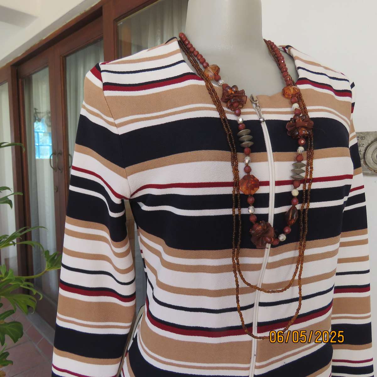 MASSUMI horizontal striped textured stretch polyester zip-up long sleeve size 32-34 top