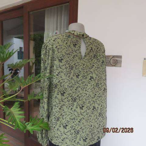 RAGE avo colour slip over with tiny black flowers polyester top. Amazing sleeves. Size 42-44