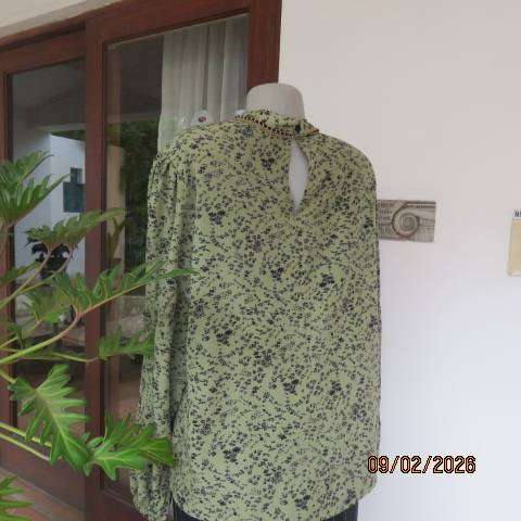 RAGE avo colour slip over with tiny black flowers polyester top. Amazing sleeves. Size 42-44