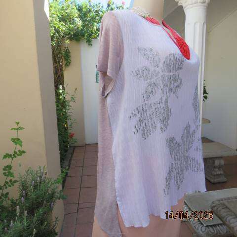 VERA WANG slip-over top with creased white polyester front and stretch rayon back, size 44-46