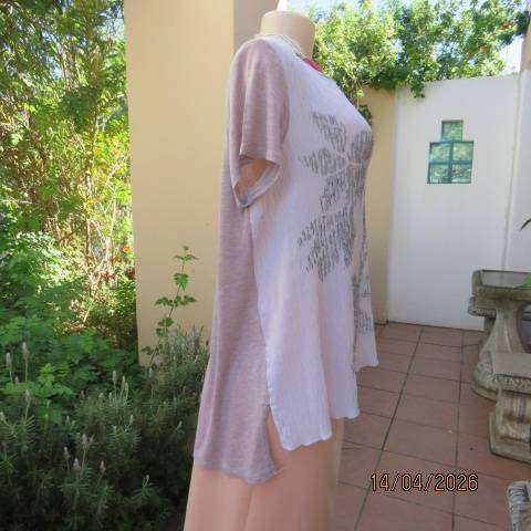 VERA WANG slip-over top with creased white polyester front and stretch rayon back, size 44-46