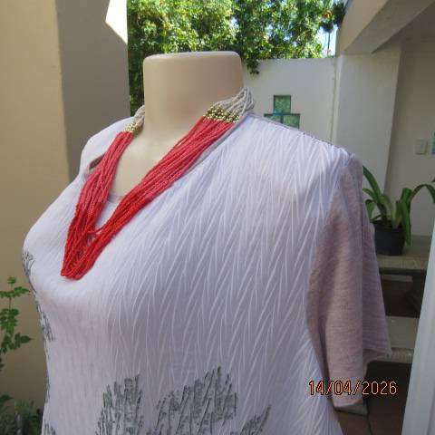 VERA WANG slip-over top with creased white polyester front and stretch rayon back, size 44-46
