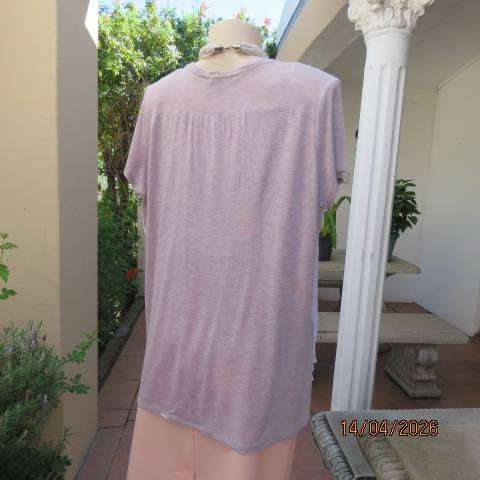 VERA WANG slip-over top with creased white polyester front and stretch rayon back, size 44-46