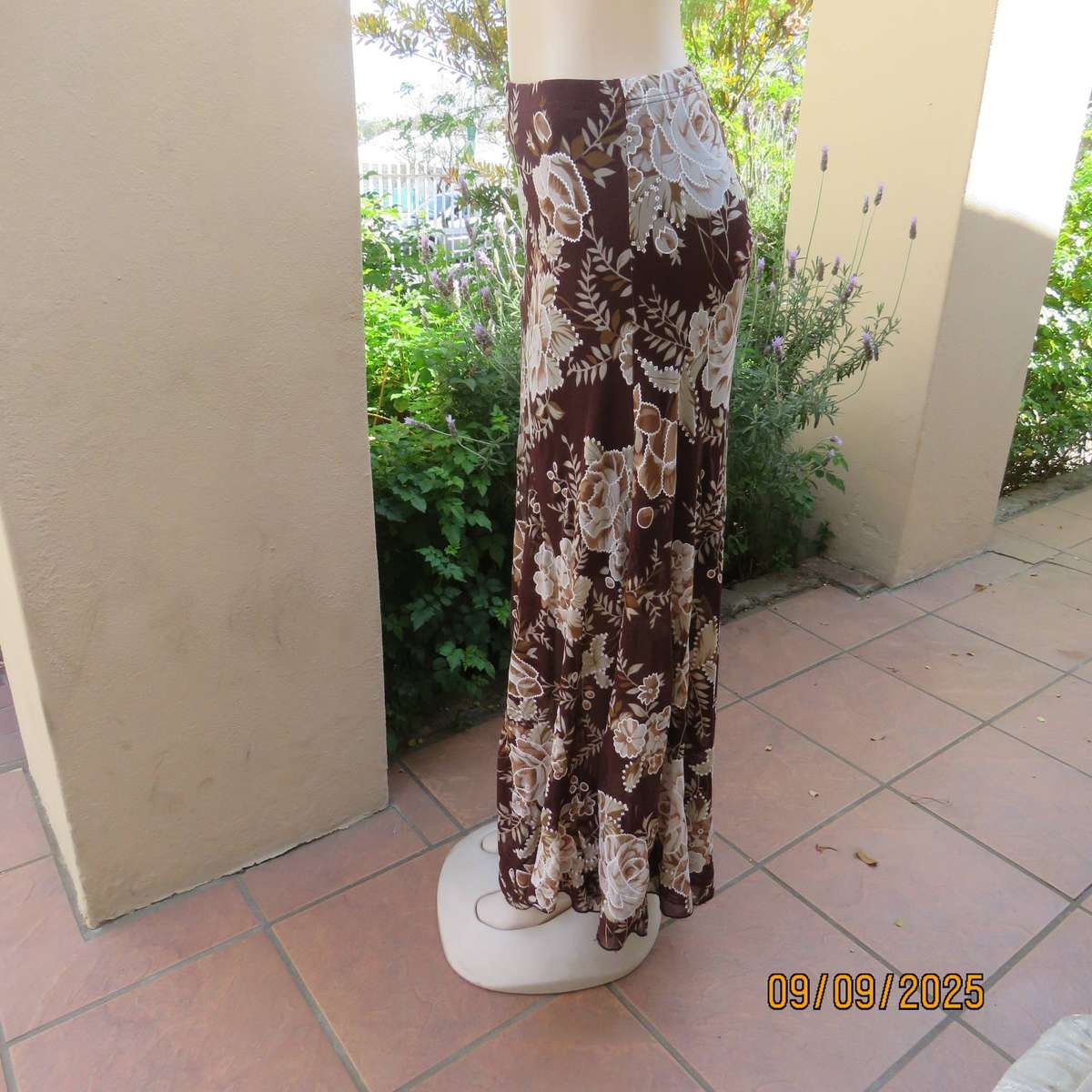 Brown with bold white-beige floral print sheer polyester skirt halfway lined. Size 38