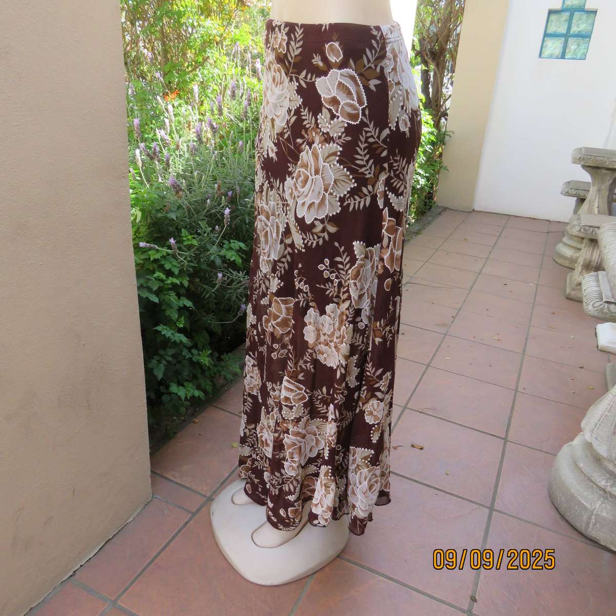 Brown with bold white-beige floral print sheer polyester skirt halfway lined. Size 38