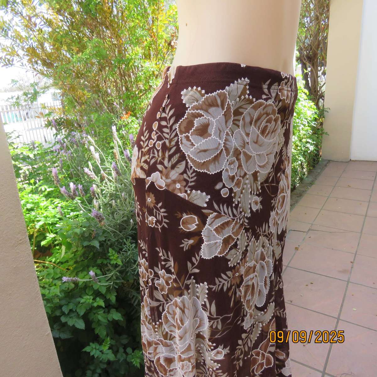Brown with bold white-beige floral print sheer polyester skirt halfway lined. Size 38