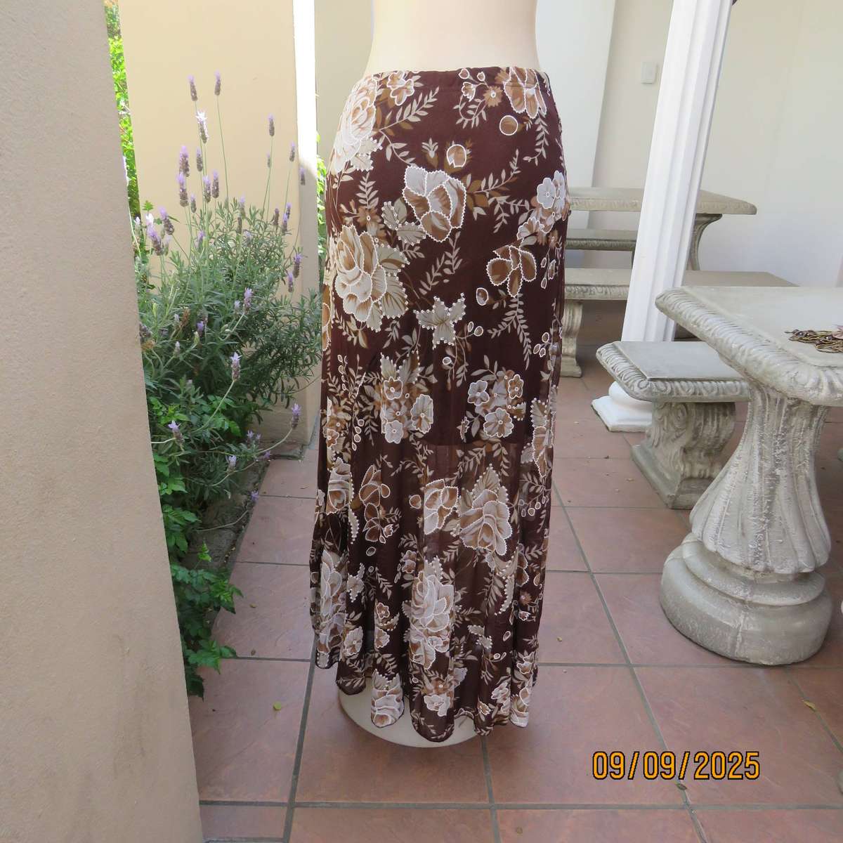 Brown with bold white-beige floral print sheer polyester skirt halfway lined. Size 38