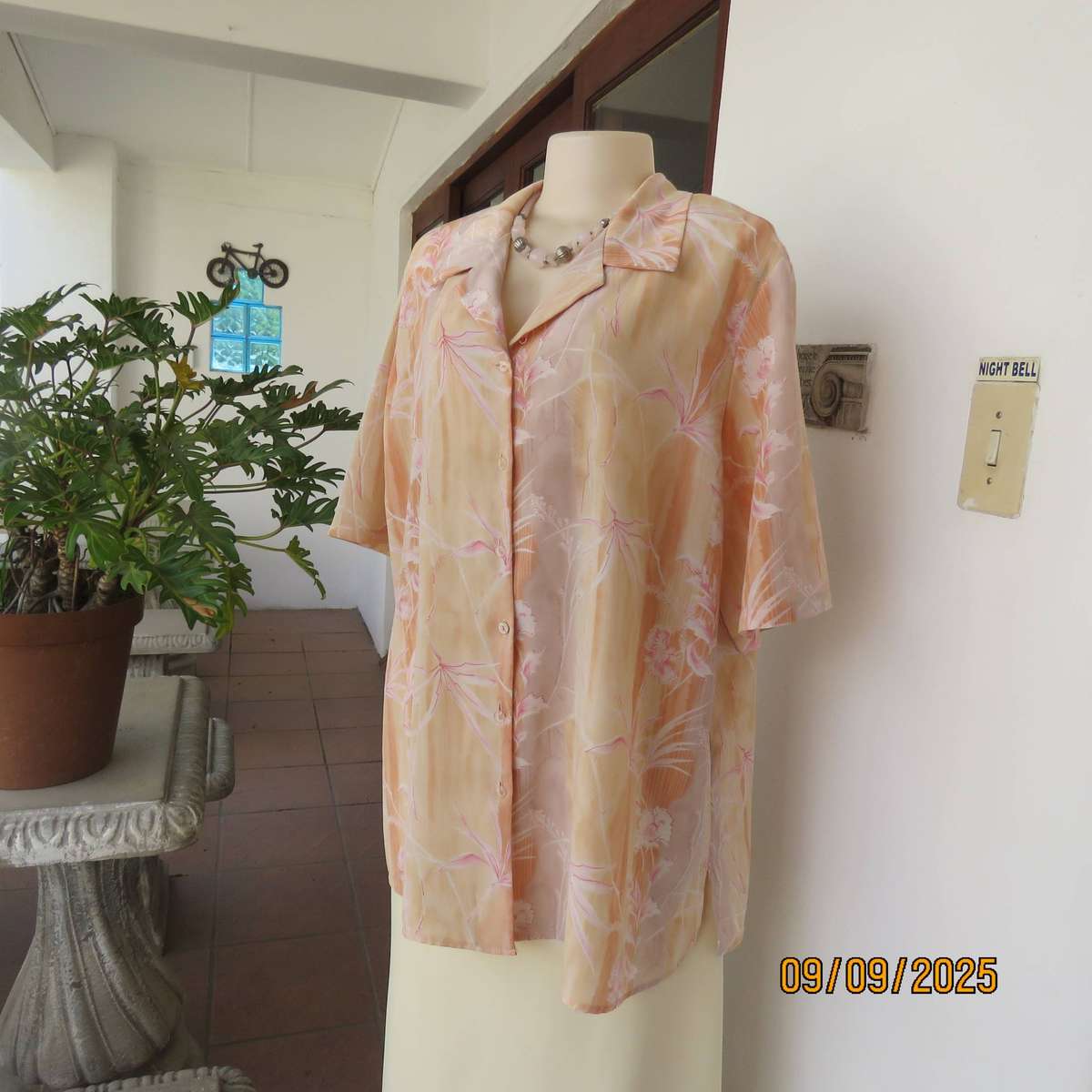 LA TIVA button down silky polyester open collar top in medley of pink-peach-white. Size 44-46