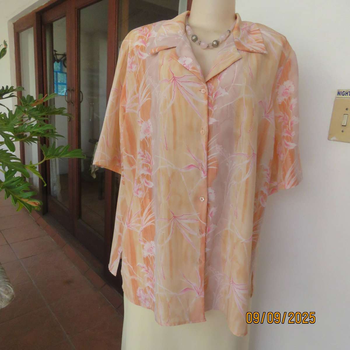 LA TIVA button down silky polyester open collar top in medley of pink-peach-white. Size 44-46