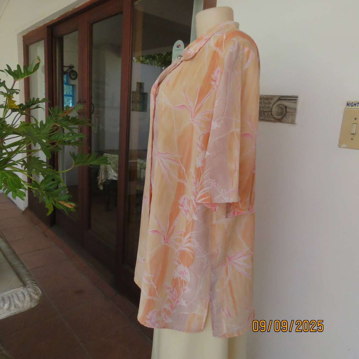 LA TIVA button down silky polyester open collar top in medley of pink-peach-white. Size 44-46