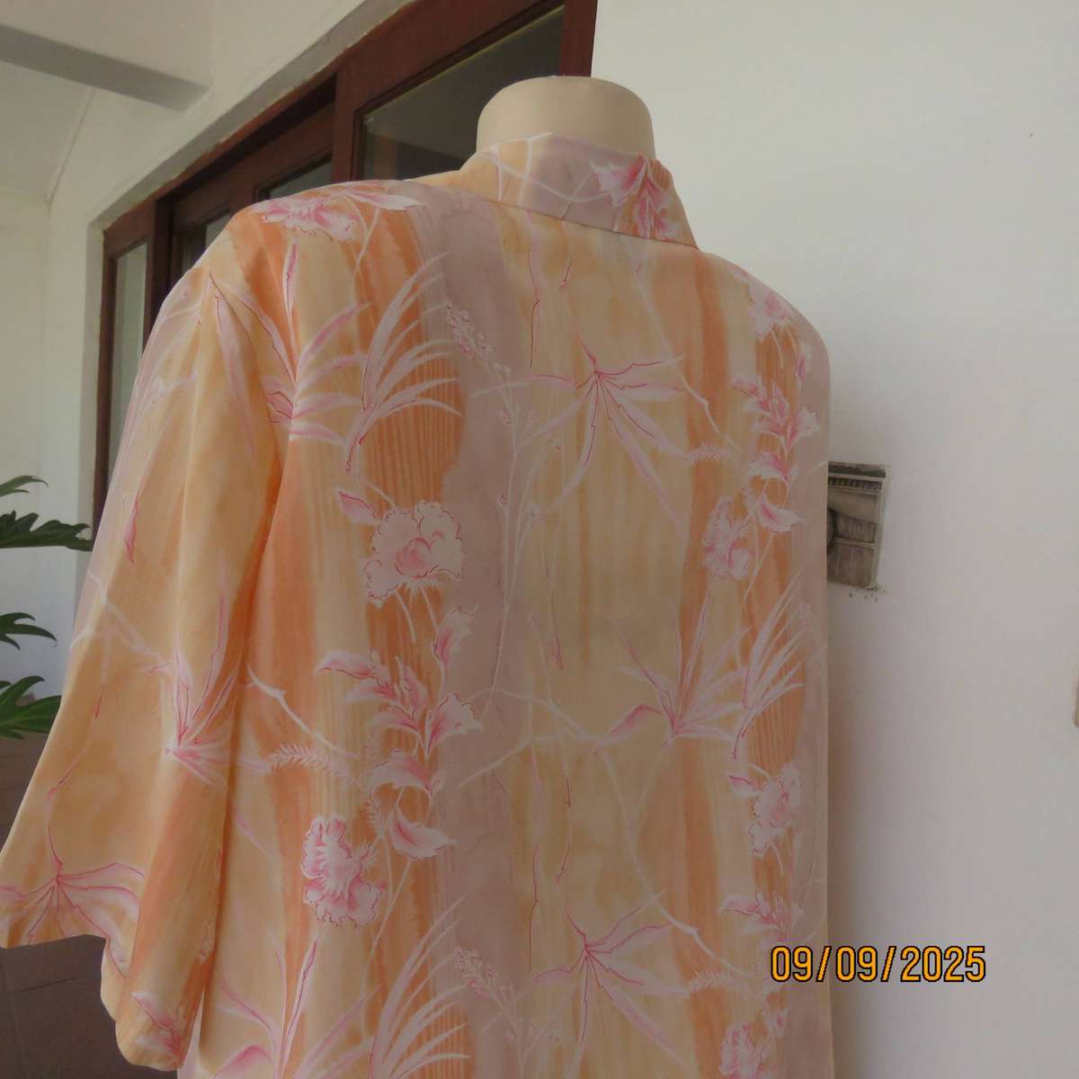 LA TIVA button down silky polyester open collar top in medley of pink-peach-white. Size 44-46