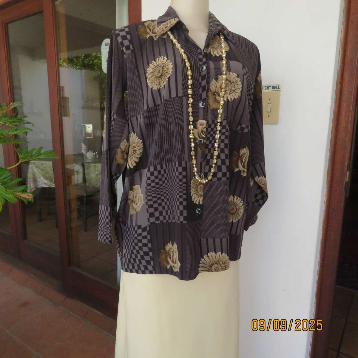 Boutique made black-grey blocked graphic printed top with flowers. Size 44