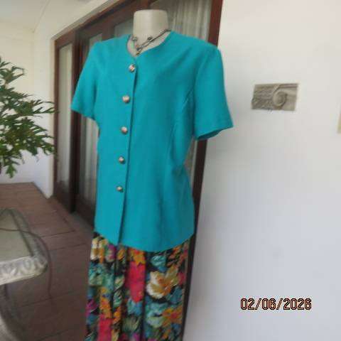 Elegant jade colour tailored short sleeve ladies jacket with 5 button closure, size 40