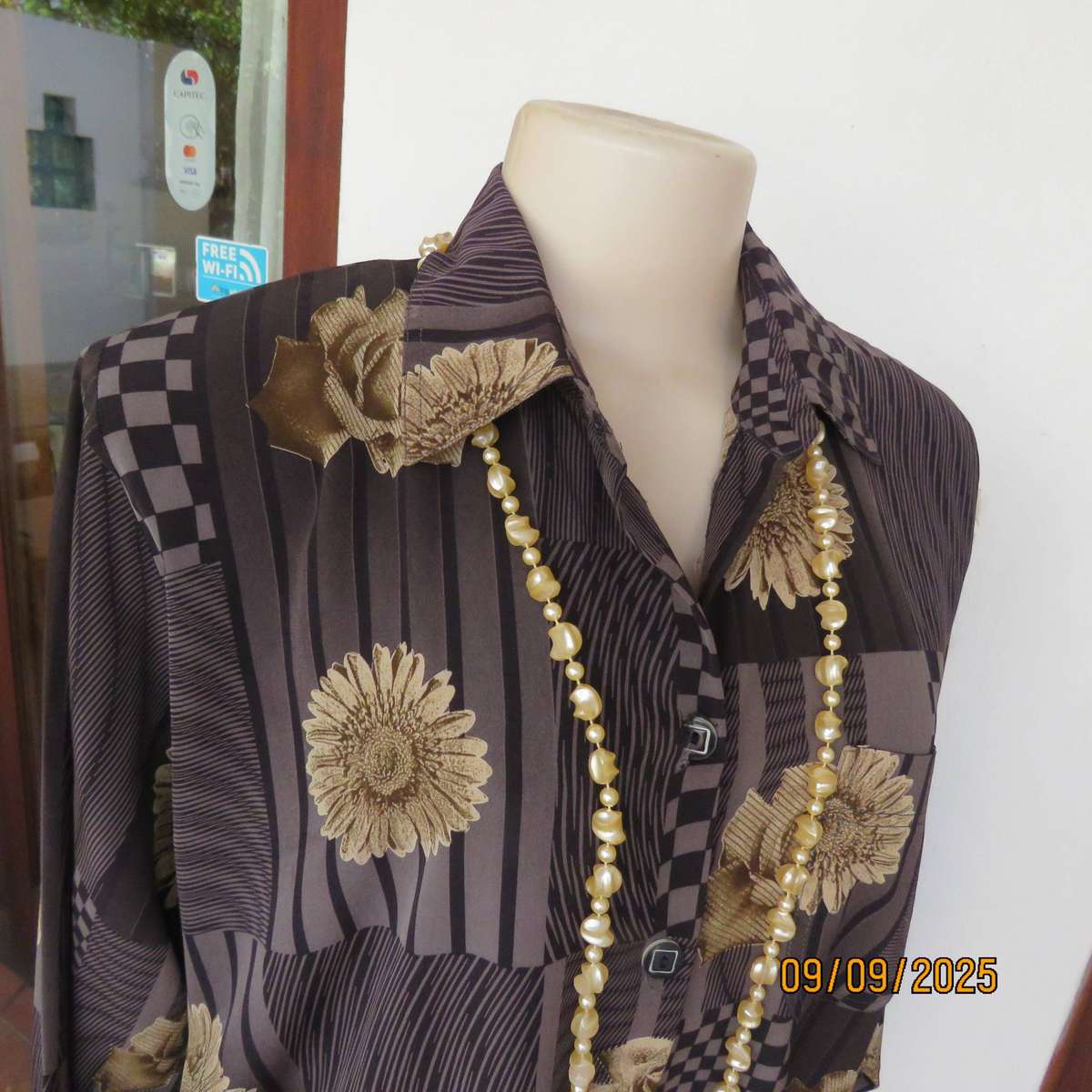 Boutique made black-grey blocked graphic printed top with flowers. Size 44