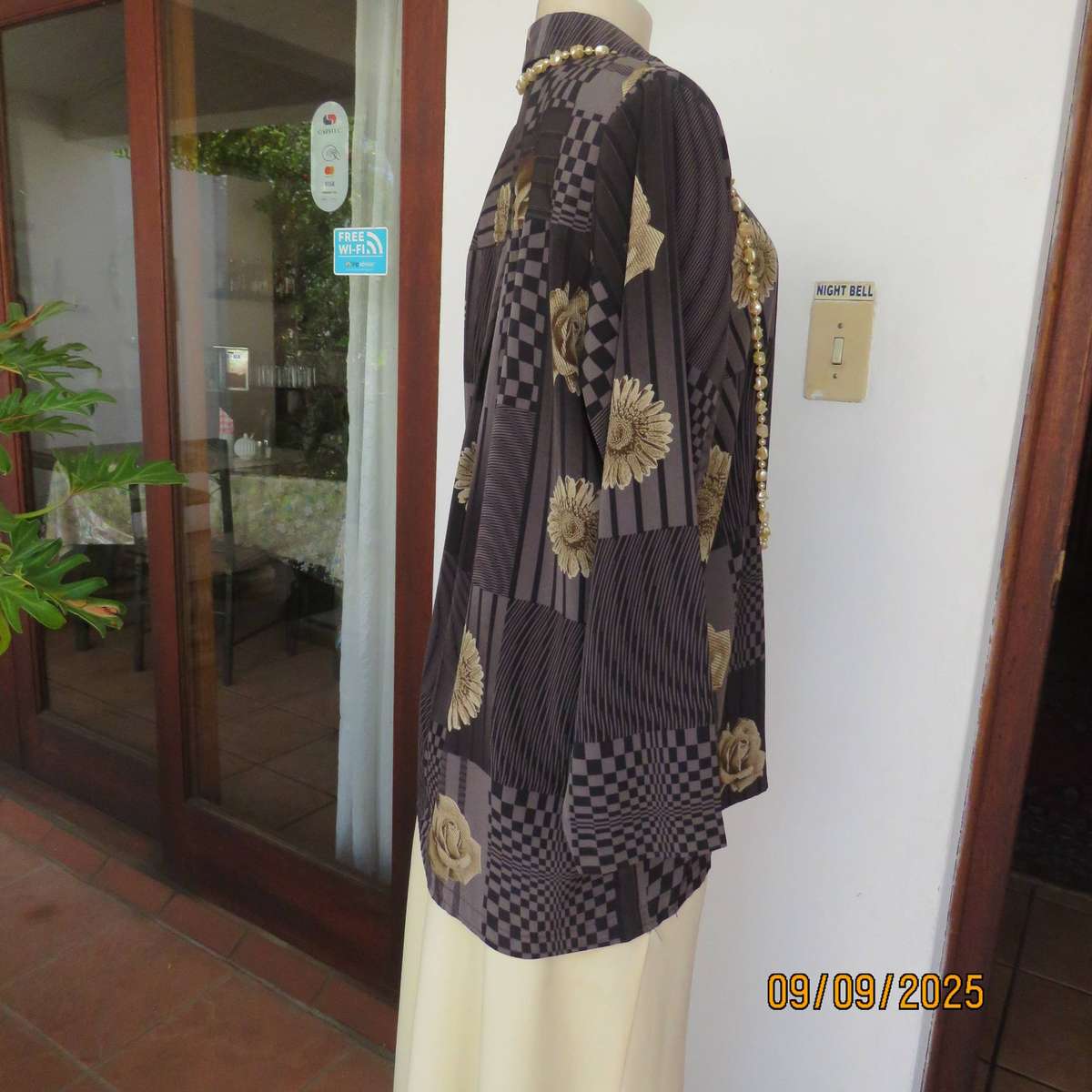 Boutique made black-grey blocked graphic printed top with flowers. Size 44