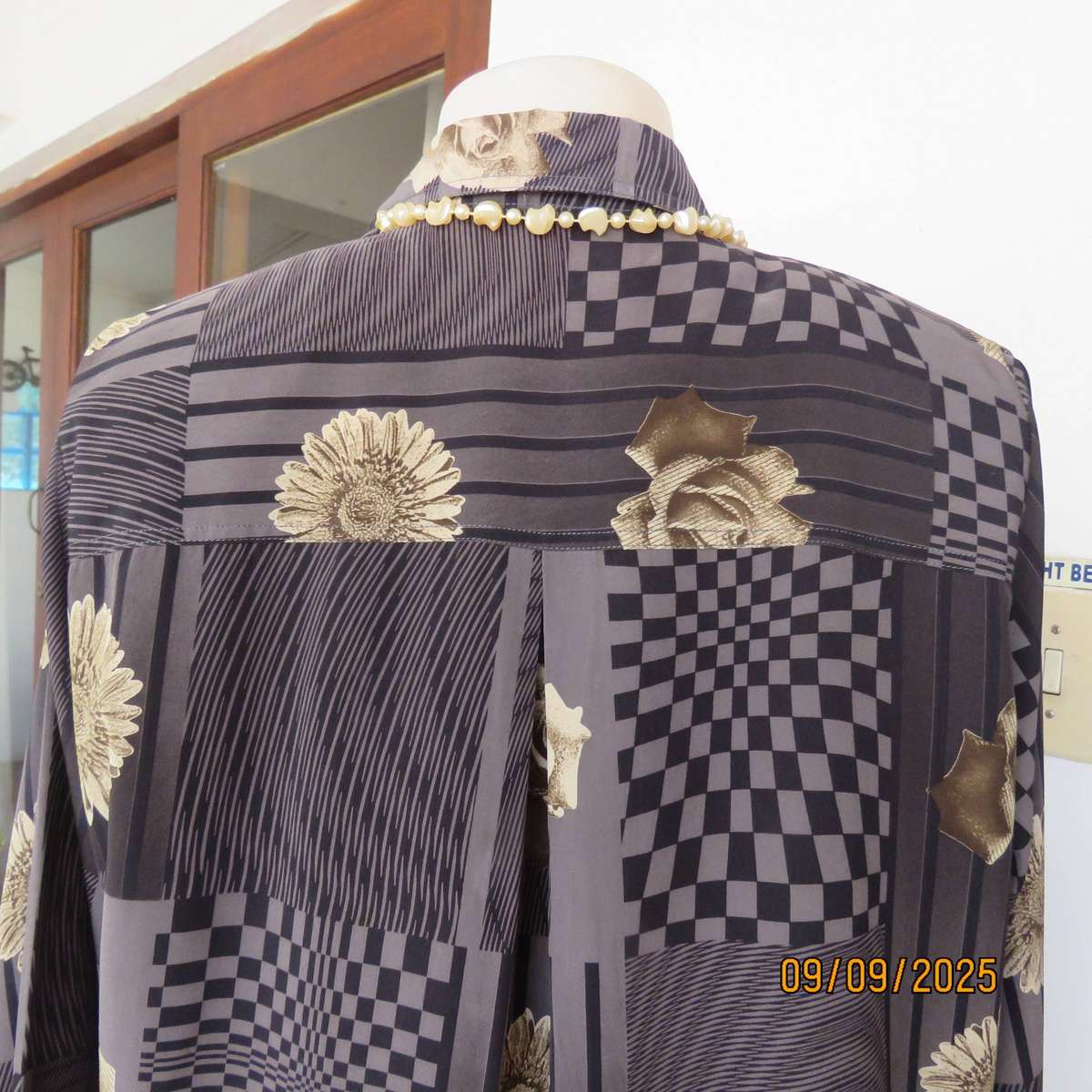 Boutique made black-grey blocked graphic printed top with flowers. Size 44