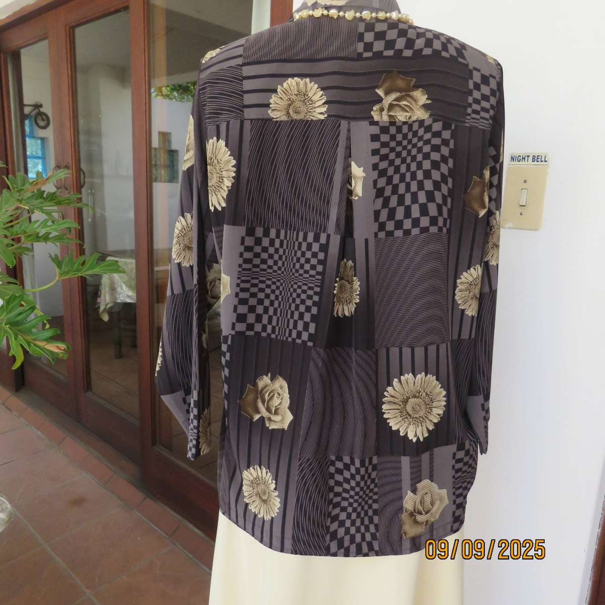 Boutique made black-grey blocked graphic printed top with flowers. Size 44