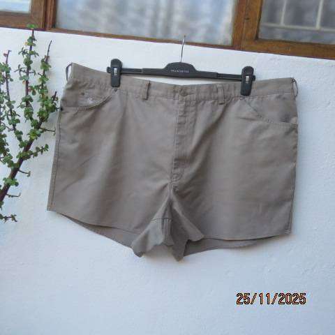 STERLING beige men's shorts in tervira-cotton with back-front pockets. Size 46