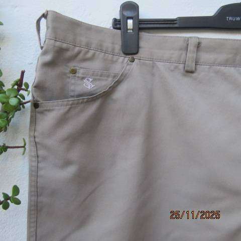STERLING beige men's shorts in tervira-cotton with back-front pockets. Size 46
