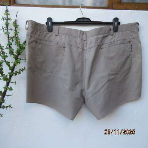 STERLING beige men's shorts in tervira-cotton with back-front pockets. Size 46