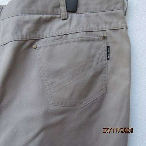 STERLING beige men's shorts in tervira-cotton with back-front pockets. Size 46