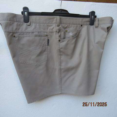 STERLING beige men's shorts in tervira-cotton with back-front pockets. Size 46