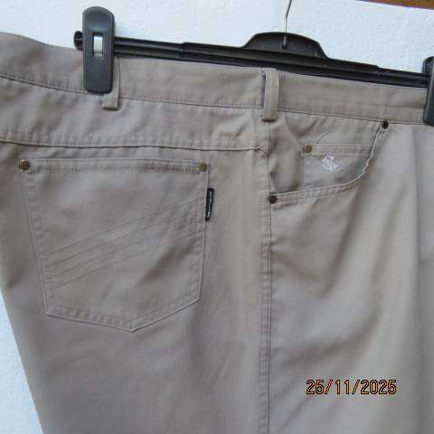 STERLING beige men's shorts in tervira-cotton with back-front pockets. Size 46