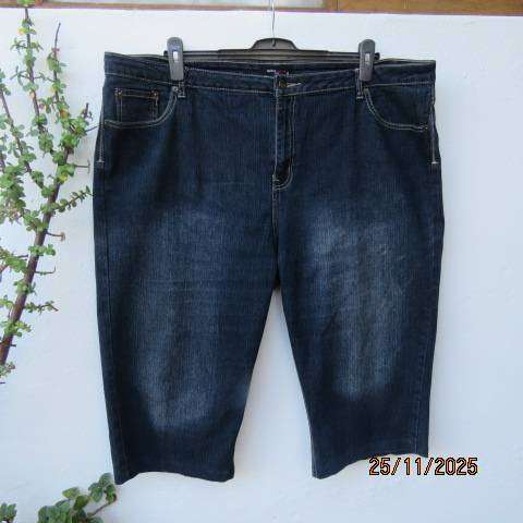 FASHION EXPRESS blue denim cropped jeans in stretch polycotton. Size 46