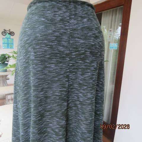 MY MODE textured stretch polyester A-Line maxi skirt in mottled pine green-pale pink. Size 36
