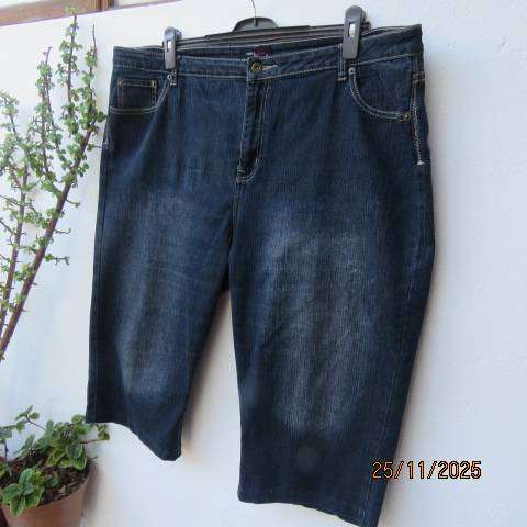 FASHION EXPRESS blue denim cropped jeans in stretch polycotton. Size 46