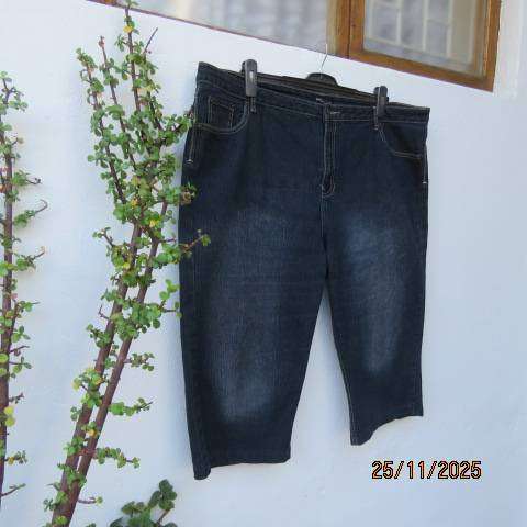 FASHION EXPRESS blue denim cropped jeans in stretch polycotton. Size 46