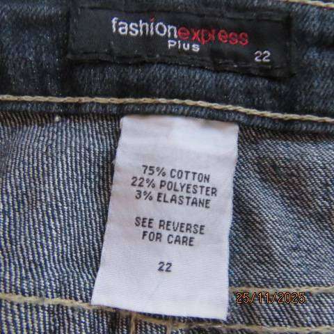 FASHION EXPRESS blue denim cropped jeans in stretch polycotton. Size 46