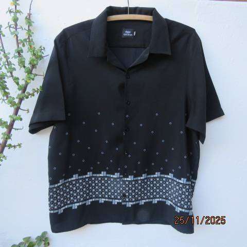 OAKMAN black silky polyester short sleeve men's shirt with grey-white border. Size XL.