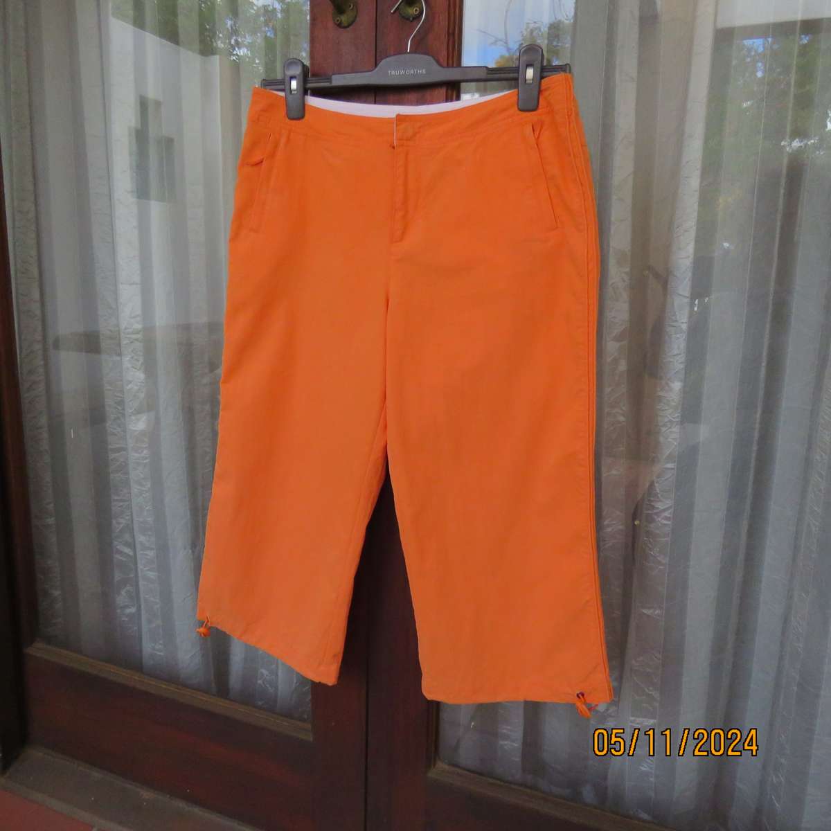 Fashion WOOLWORTHS cropped pants in coral size 34. Cotton-nylon.No stretch.Zip up pockets.As new