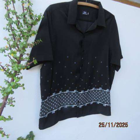 OAKMAN black silky polyester short sleeve men's shirt with grey-white border. Size XL.