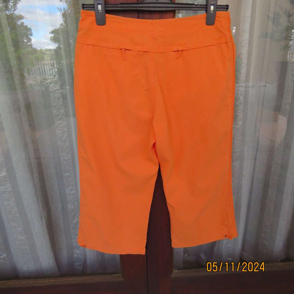 Fashion WOOLWORTHS cropped pants in coral size 34. Cotton-nylon.No stretch.Zip up pockets.As new