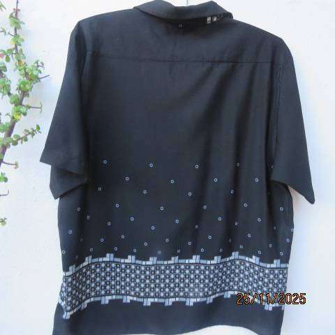 OAKMAN black silky polyester short sleeve men's shirt with grey-white border. Size XL.