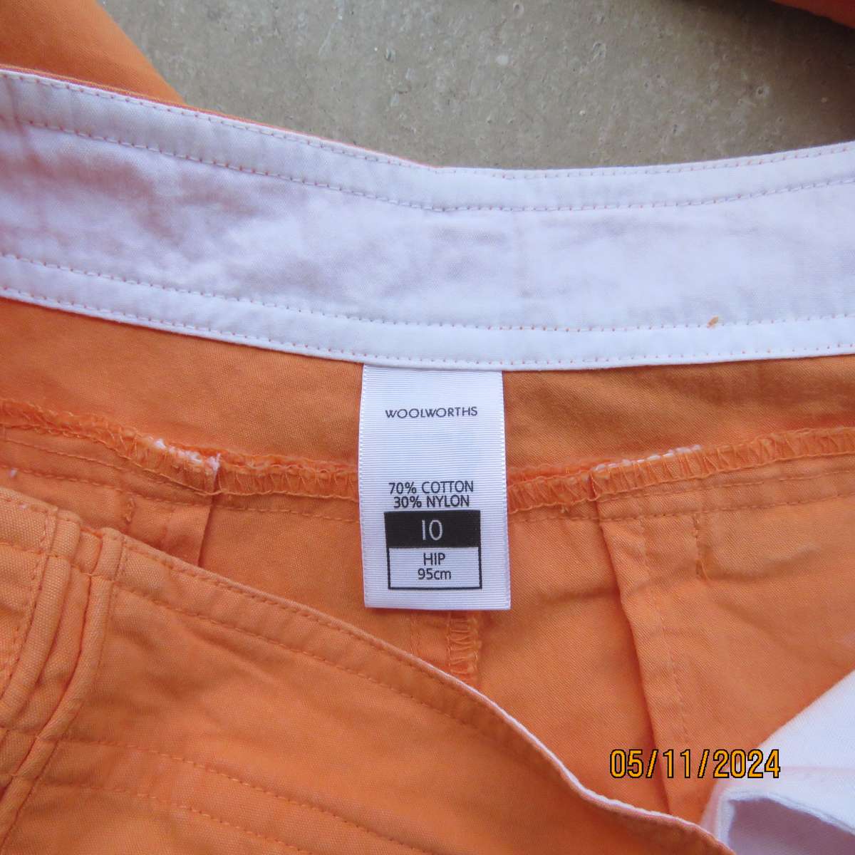 Fashion WOOLWORTHS cropped pants in coral size 34. Cotton-nylon.No stretch.Zip up pockets.As new