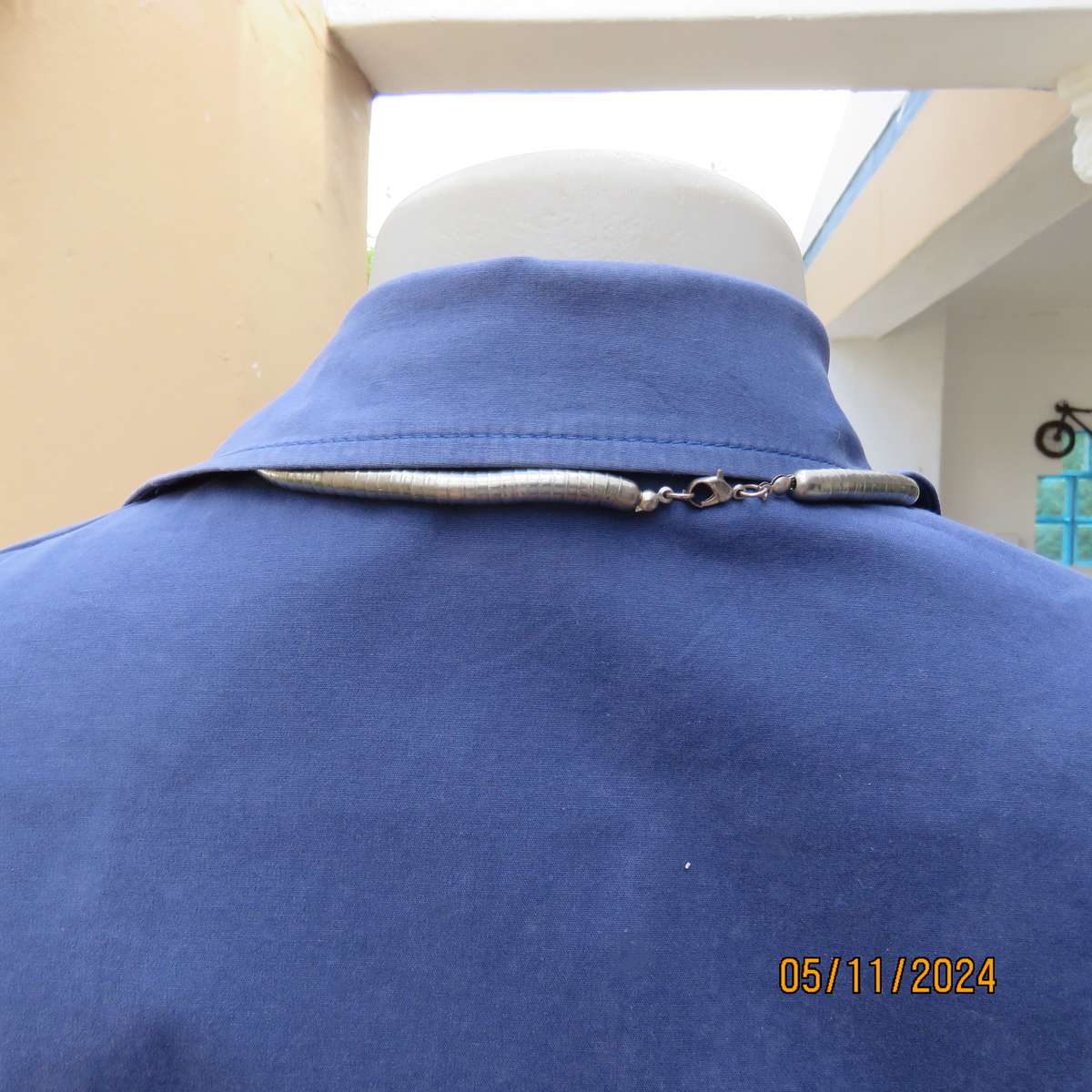 TOPICS stretch cotton tailored cobalt blue top size 34.Hidden button down.Shirt collar.Elbow sleeves