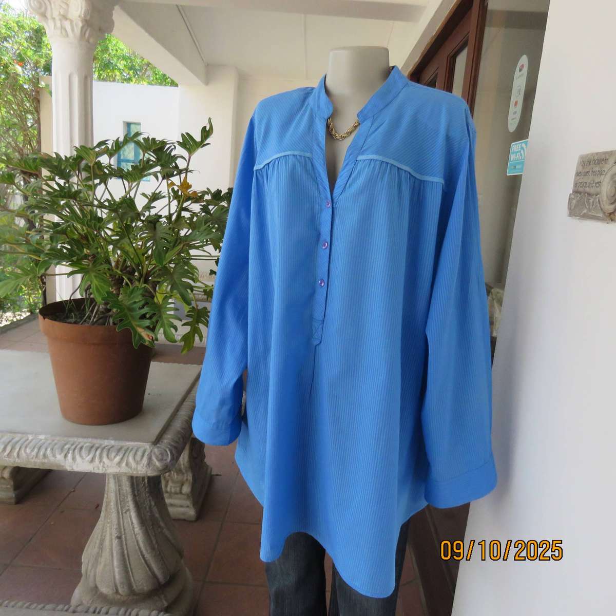 DONNA-CLAIRE cornflower blue slip over long sleeve top in size 50-52.
