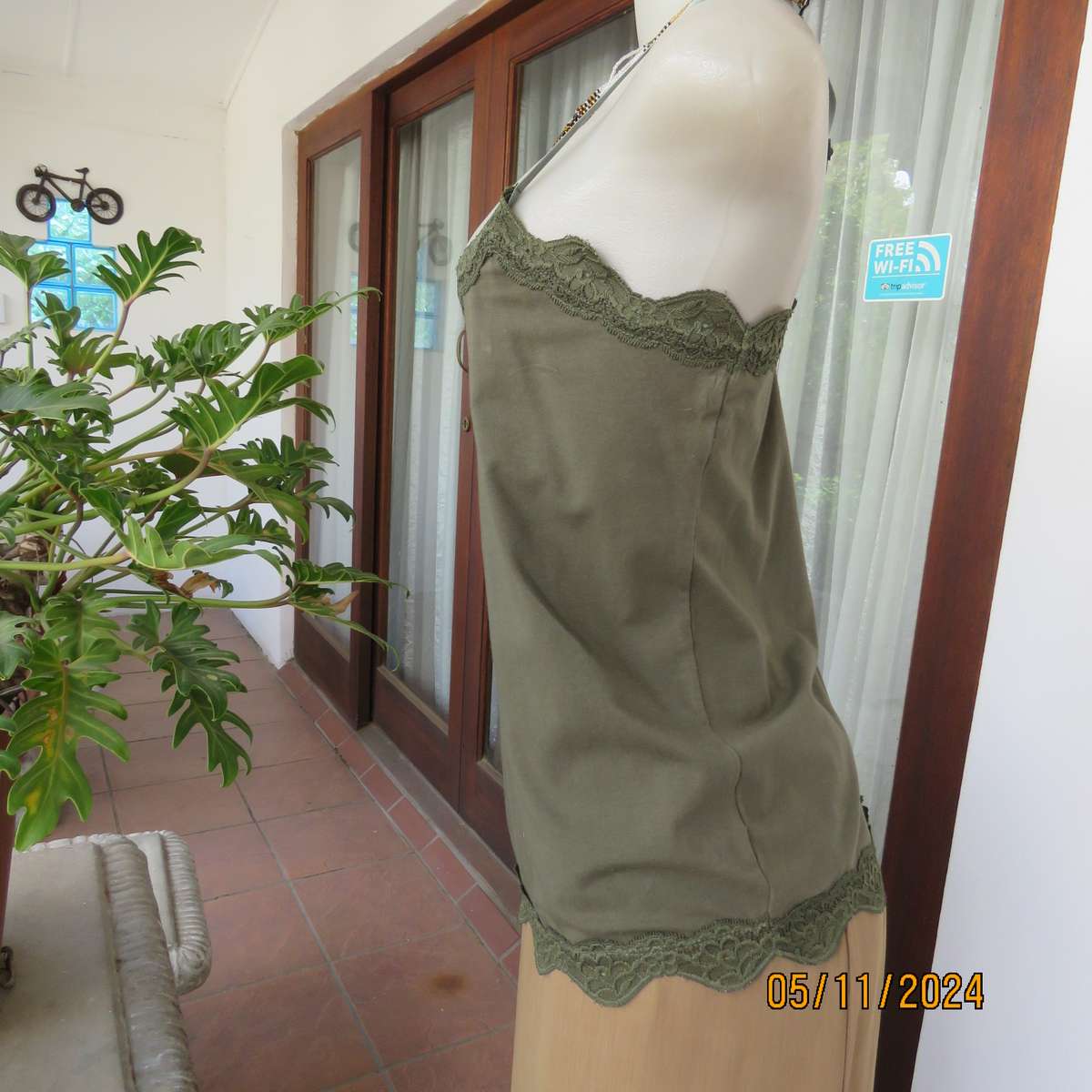 QUEENSPARK olive green cotton stretch strappy top. Lace decoration.Size 40. As new cond.