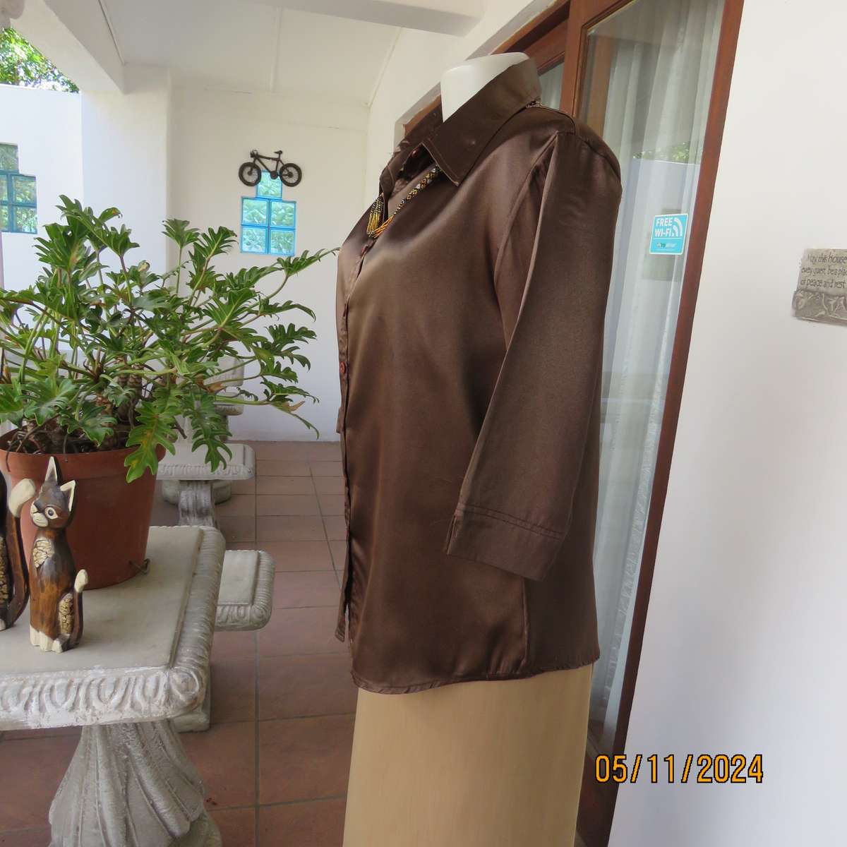 Choc brown silky polycotton button down top with shirt collar. Size 36. Elbow sleeves. As new.