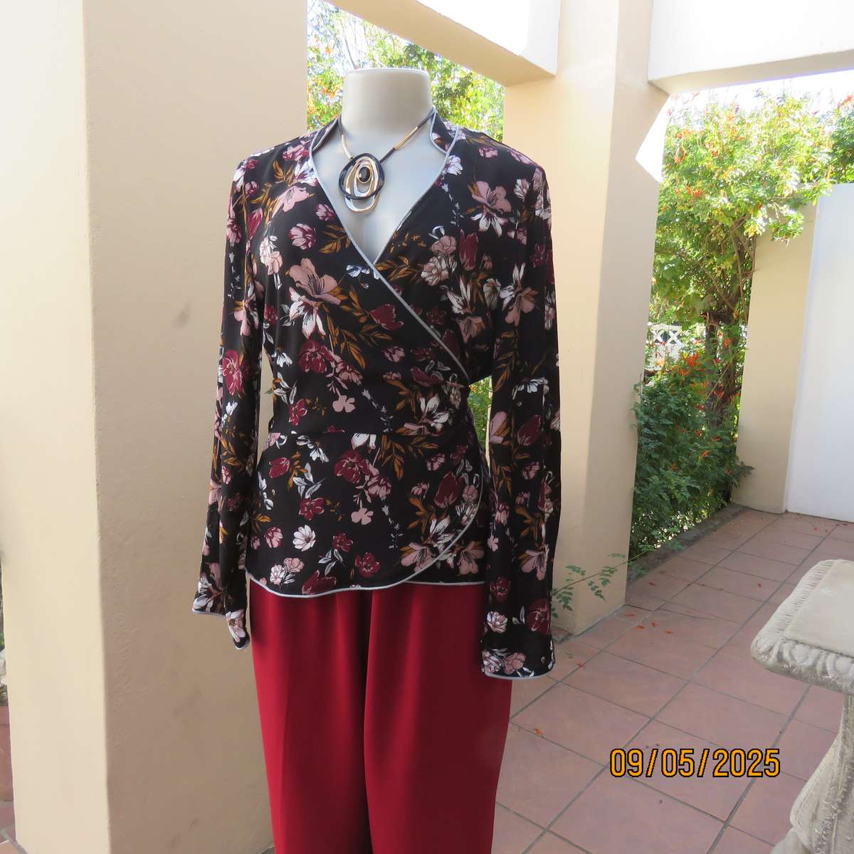 REAL WOMAN black viscose peplum style fold over maroon-pink floral top size 36.
