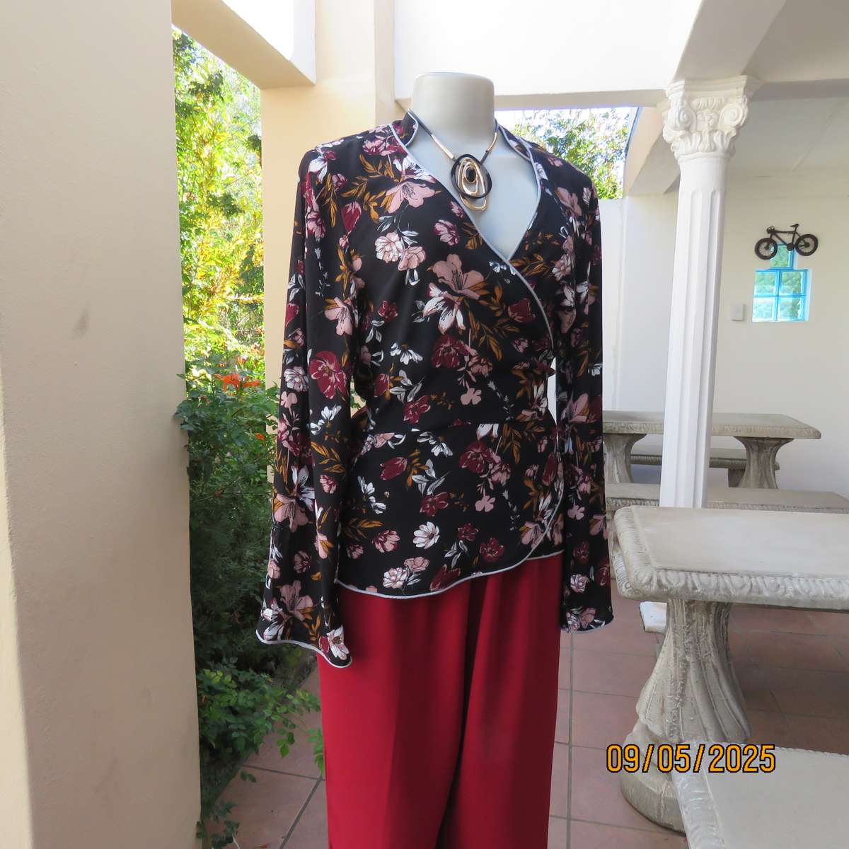 REAL WOMAN black viscose peplum style fold over maroon-pink floral top size 36.