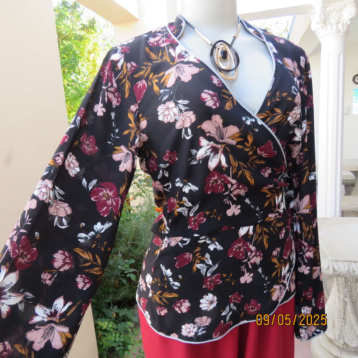REAL WOMAN black viscose peplum style fold over maroon-pink floral top size 36.