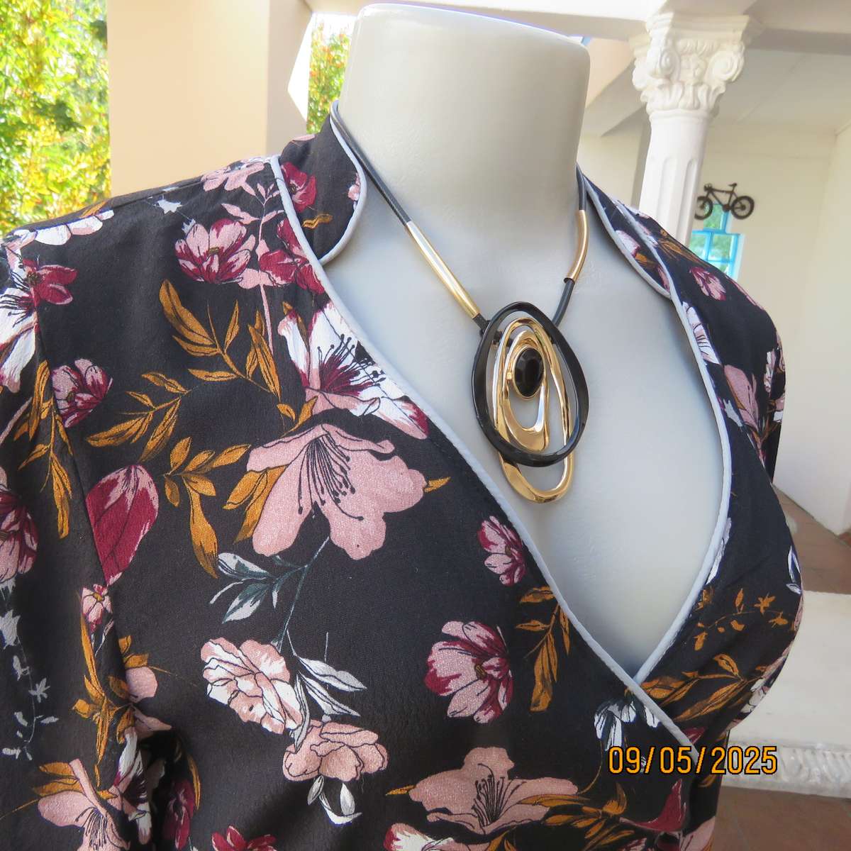 REAL WOMAN black viscose peplum style fold over maroon-pink floral top size 36.