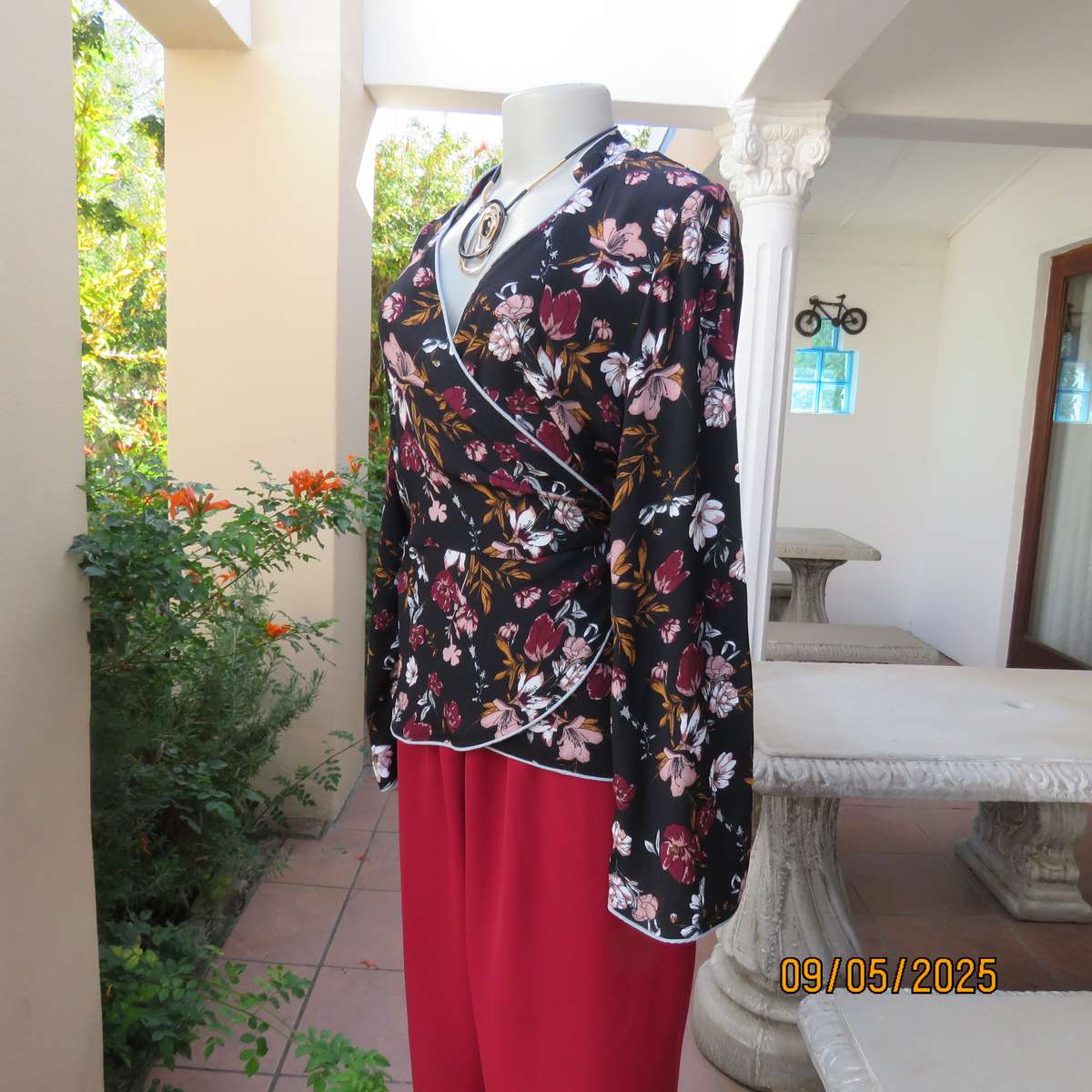 REAL WOMAN black viscose peplum style fold over maroon-pink floral top size 36.